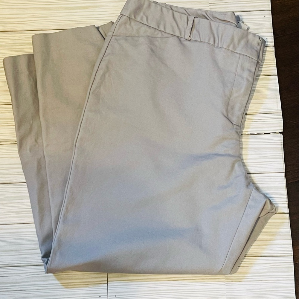 Liz Claiborne Emma Capri Light Gray Size 18